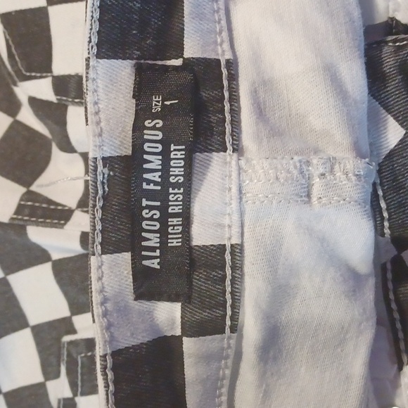 Almost Famous black & white checkered shorts - Picture 3 of 3